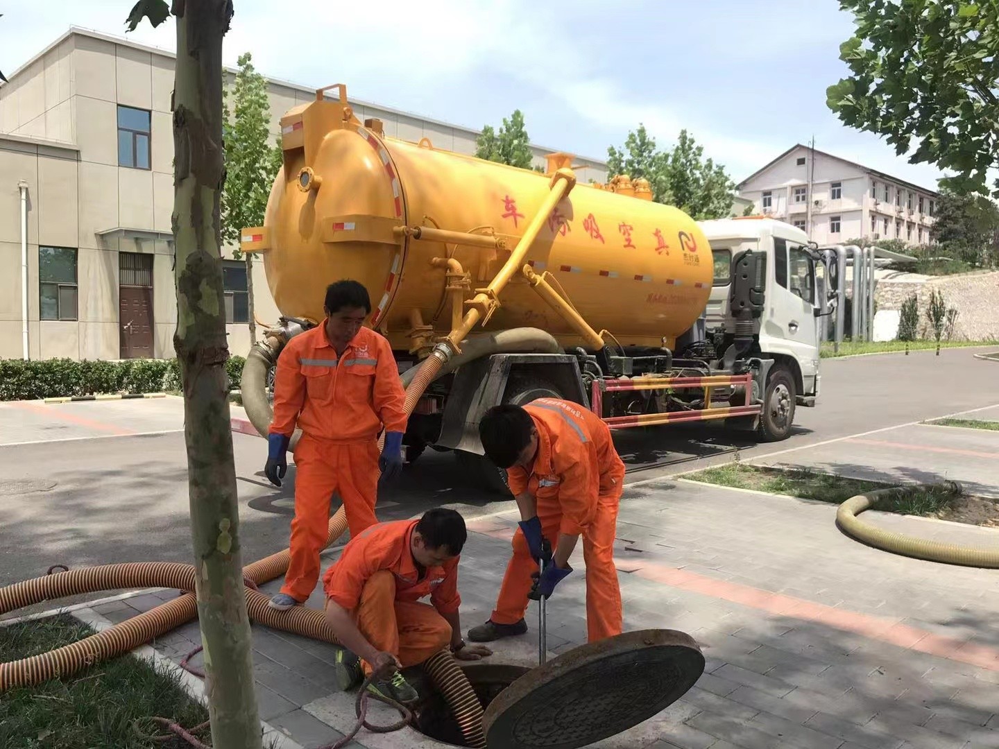 建始管道疏通车停在窨井附近