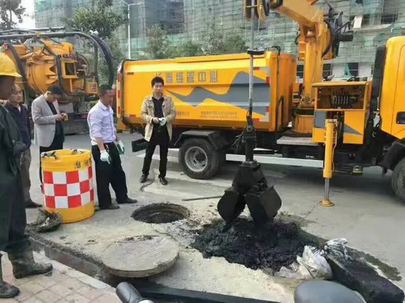 建始街道：网格员化身“清道夫”，为民解忧疏通“堵心”化粪池