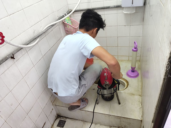 建始肥皂掉到马桶里把马桶堵住了怎么办？马桶堵住了怎么办