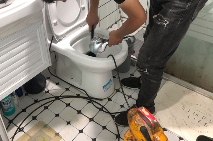 建始马桶堵塞自己疏通还是找师傅?专业上门服务让你省时更省心